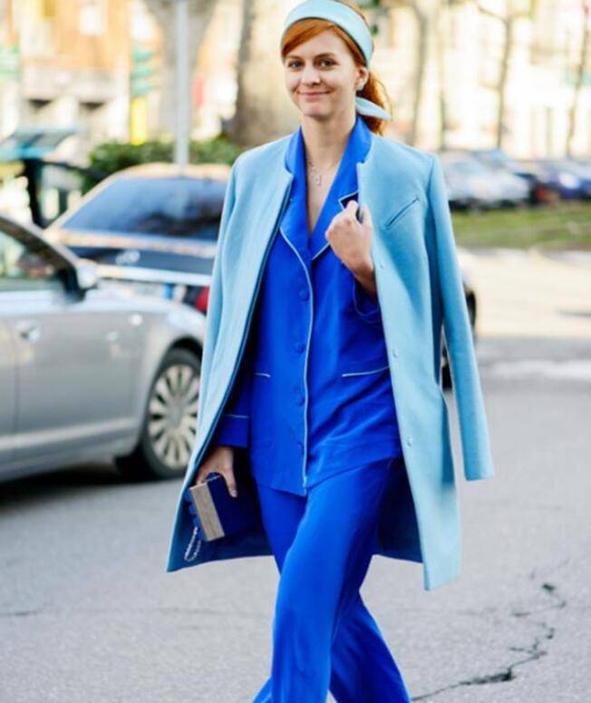 把一套不起眼的蓝色睡衣搭配一件浅蓝色系的西装外套