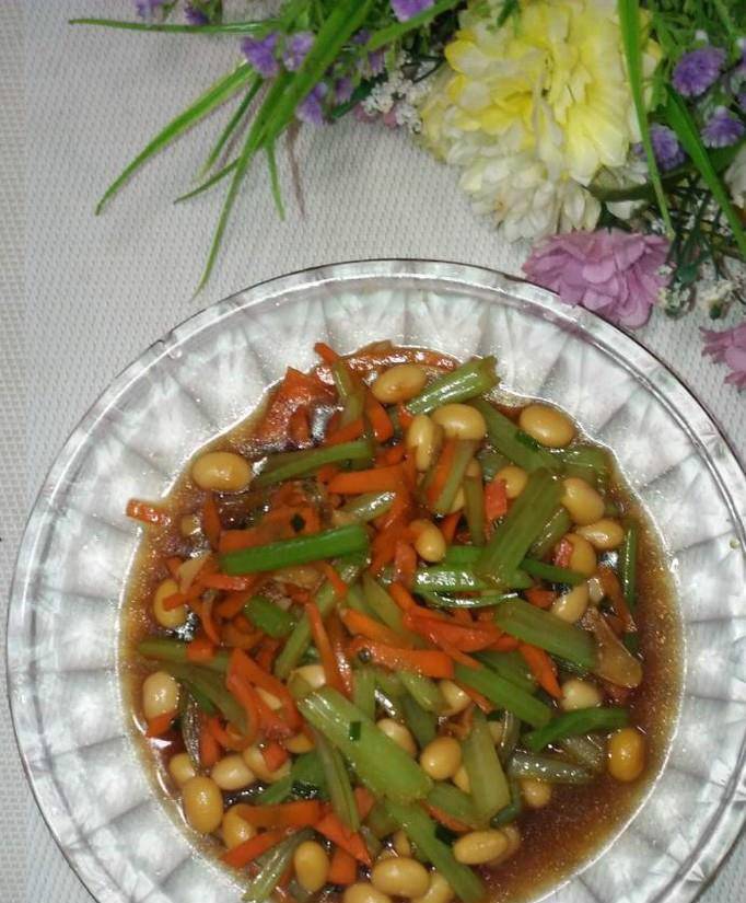 怎样做美味的芹菜胡萝卜炒黄豆