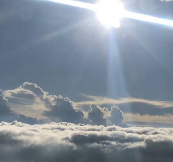 如何在高空中拍云朵好看