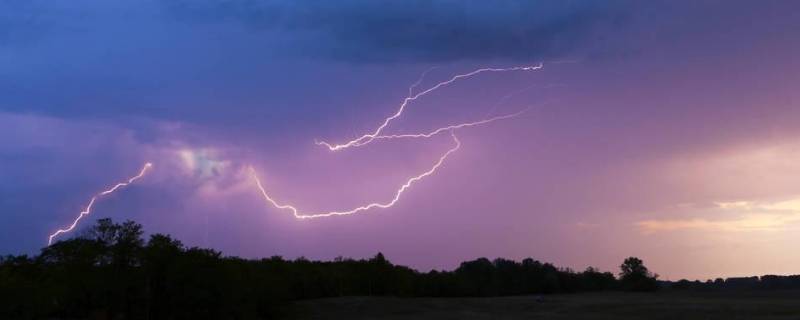 閃電通常是暴風雲(積雨雲)產生電荷,底層為陰電,頂層為陽電,而且還在