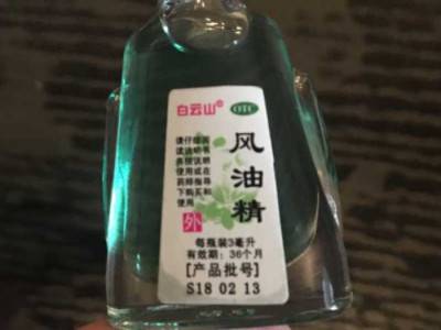 白布鞋上的黑色痕迹怎么去除