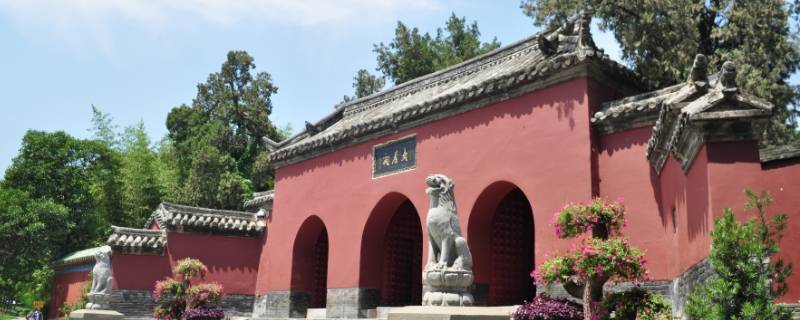 南陽武侯祠,南陽府衙,白河遊覽區,王府山,宛城盧園,張衡博物館等.