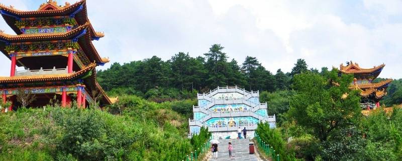 黃龍縣的景點有無量山,柏峪神道嶺,蓮雲寺,穆柯寨,黃龍小寺莊石窟等.