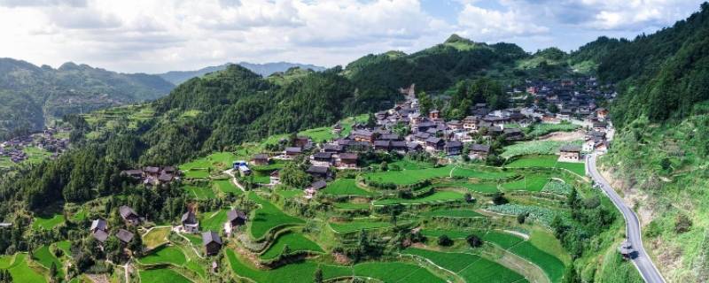 富宁县景点有富宁驮娘江景区,富宁天湖壮景生态旅游区,牙牌村,清华洞