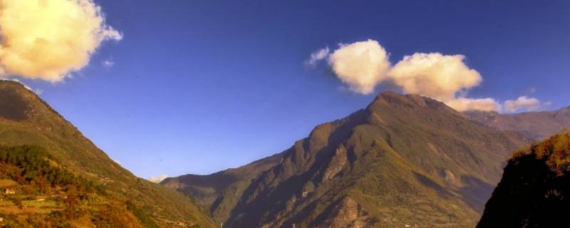 寶興縣景點有雅安東拉山大峽谷,熊貓古城景區,空石林景區,磽磧藏寨