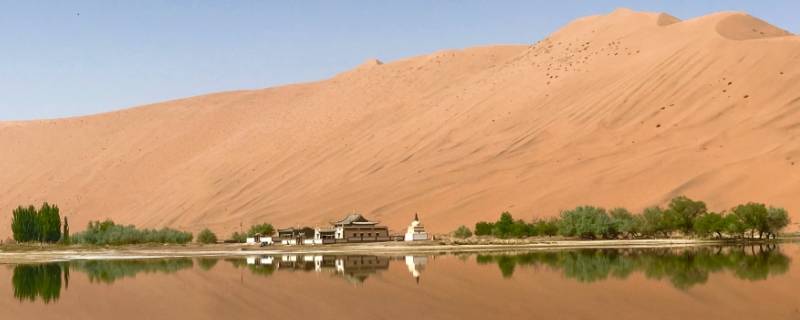 古潼京位于中国第三大沙漠巴丹吉林沙漠内